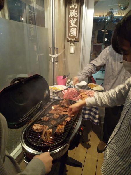 肉を焼く